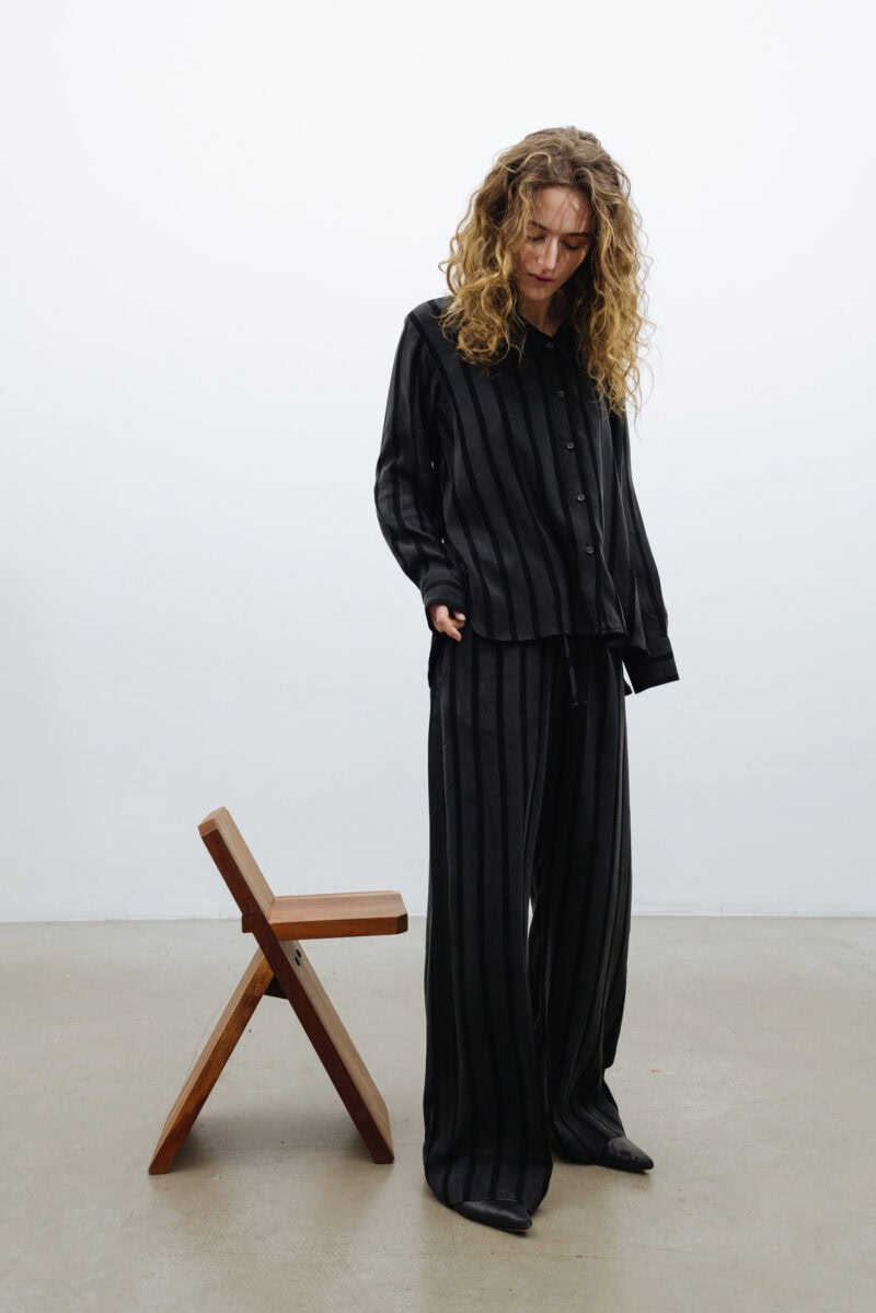 Daglig skjorta med svarta ränder – Bild 1