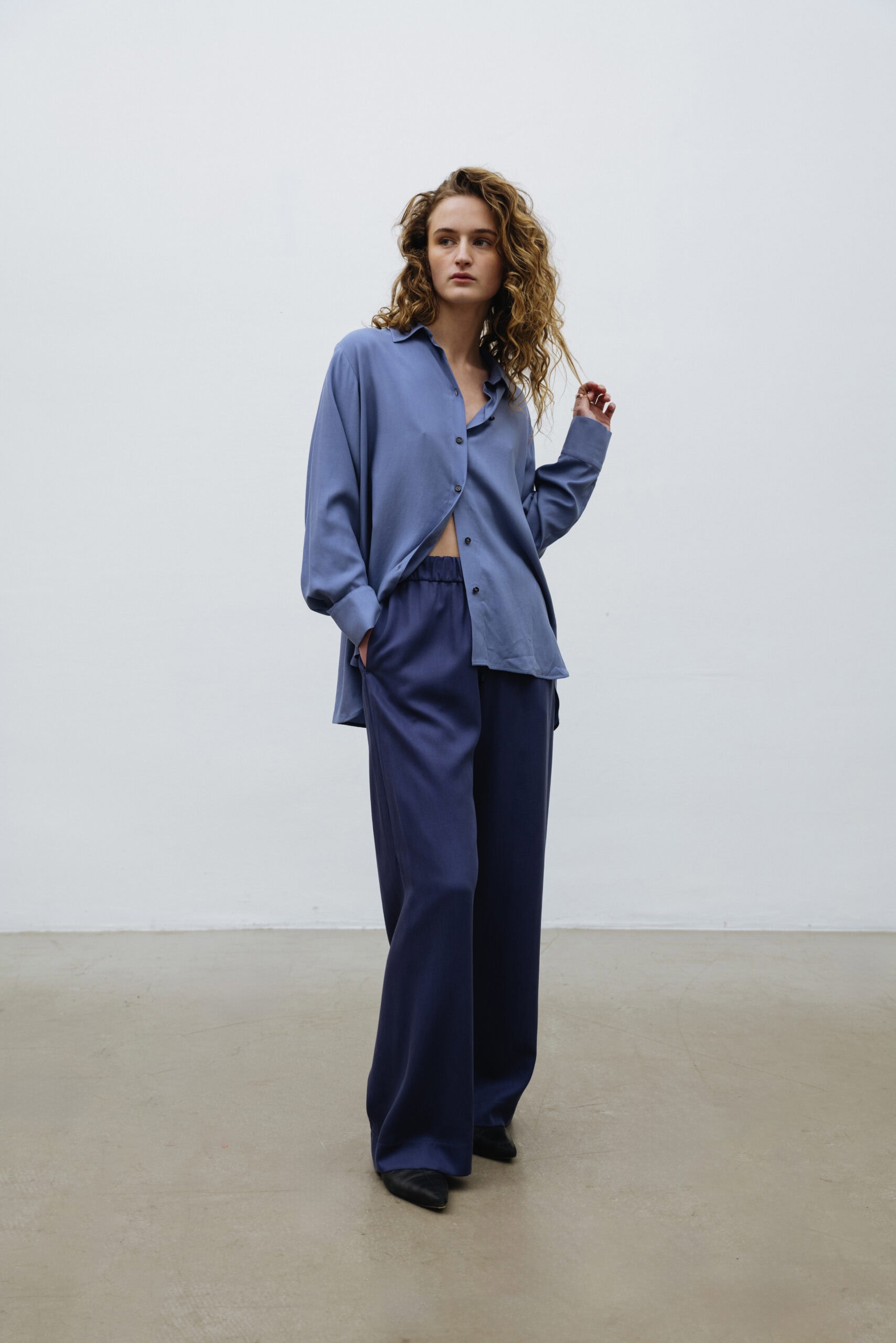 L1620454 2 Vacant Pants Ocean Blue - Image 1